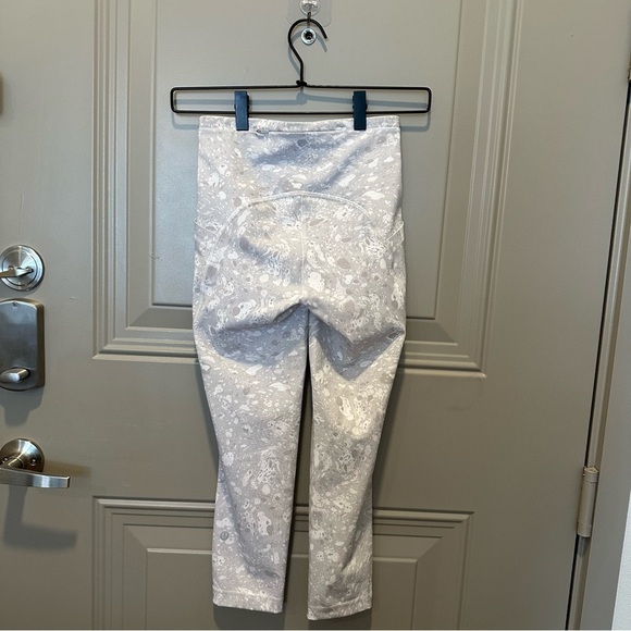 NWT Lululemon Swift Speed Crop Leggings 21” Size 2 White Grey Patterned - Picture 2 of 5